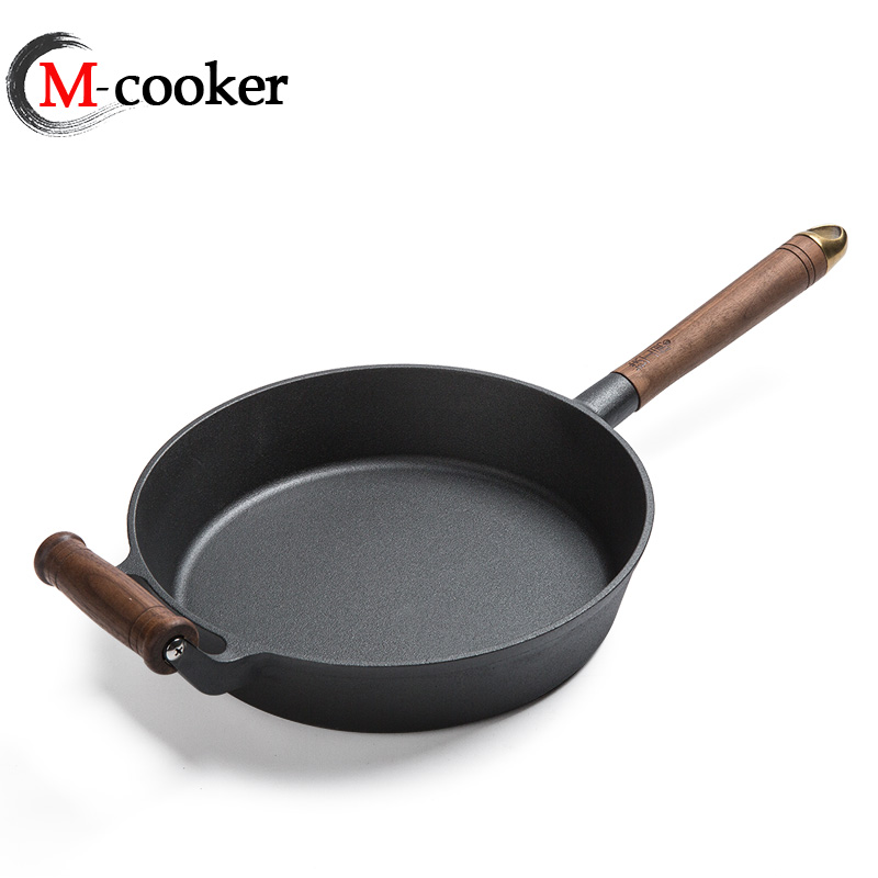 Cast iron skillet with wooden handle