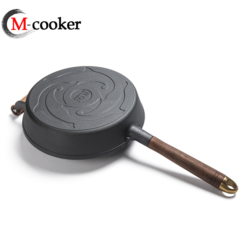 Cast iron skillet with wooden handle