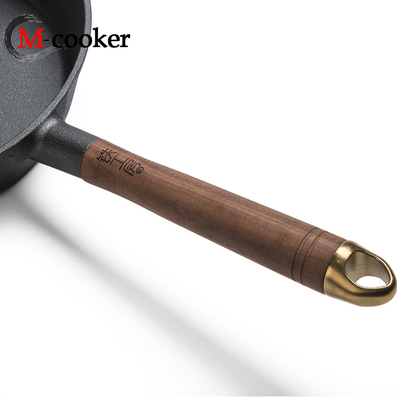 Cast iron skillet with wooden handle